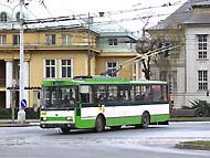 trolejbus odbočující do Sirkové ulice