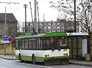 trolejbus linky 13 v zastávce Šumavská