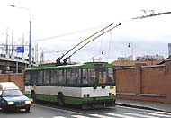 trolejbus linky 13 na nové komunikaci u přemostění Hlavního nádraží
