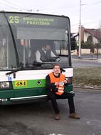 oslavenec Michal pzuje ped trolejbusem