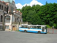 Starý hotel Krakonoš a předním konenčá autobusů linek 12, 15 a ČSAD